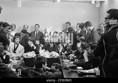 Arrivo dei Beatles all'aeroporto di Schiphol, i Beatles durante la conferenza stampa, 5 giugno 1964, arrivi, musicisti, Conferenze stampa, gruppi pop, ritratti, Paesi Bassi, foto agenzia stampa del XX secolo, notizie da ricordare, documentario, fotografia storica 1945-1990, storie visive, Storia umana del XX secolo, che cattura momenti nel tempo Foto Stock