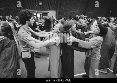 The Orange Full Moon Affair un festival internazionale di Bhagwan allo stadio Frans Otten di Amsterdam membri Bhagwan durante il festival, 17 luglio 1981, FESTIVAL, Paesi Bassi, foto agenzia stampa del xx secolo, notizie da ricordare, documentario, fotografia storica 1945-1990, storie visive, Storia umana del XX secolo, che cattura momenti nel tempo Foto Stock