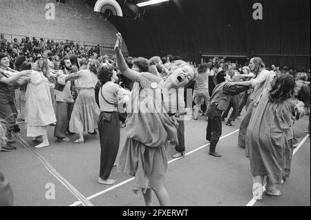 The Orange Full Moon Affair un festival internazionale di Bhagwan allo stadio Frans Otten di Amsterdam membro di Bhagwan durante il festival, 17 luglio 1981, FESTIVAL, Paesi Bassi, foto agenzia stampa del xx secolo, notizie da ricordare, documentario, fotografia storica 1945-1990, storie visive, Storia umana del XX secolo, che cattura momenti nel tempo Foto Stock