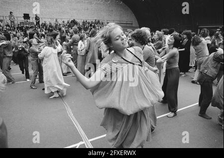 The Orange Full Moon Affair un festival internazionale di Bhagwan allo stadio Frans Otten di Amsterdam membri Bhagwan durante il festival, 17 luglio 1981, FESTIVAL, Paesi Bassi, foto agenzia stampa del xx secolo, notizie da ricordare, documentario, fotografia storica 1945-1990, storie visive, Storia umana del XX secolo, che cattura momenti nel tempo Foto Stock