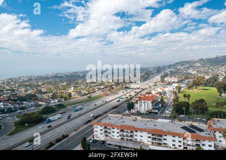 High Altitude Drone Shot di North San Clemente, che si affaccia sulla superstrada i-5 Foto Stock