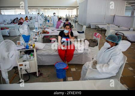 Nuova Delhi, India. 26 Maggio 2021. Pazienti che assumono benefici per la salute in Sri Guru Tegh Bahadar Covid-19 Medical Isolation & Treatment Center, a Gurdwara Rakab Ganj Sahib. Delhi Sikh Gurdwara Management Committee Run covid-19 centro di cura con l'aiuto di Organizzazione Internazionale per i diritti umani e il Governo di Delhi. Il 26 maggio 2021 24, 95,591 casi attivi registrati in India secondo il sito web del Ministero della Salute. Credit: SOPA Images Limited/Alamy Live News Foto Stock