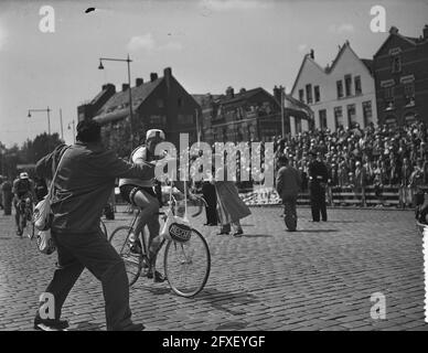 Tour de France, Tour de France Riders a Rotterdam, Kees Pellenaars mette in pratica Henk Faanhof food bag, 8 luglio 1954, sport, ciclismo, I Paesi Bassi, foto agenzia stampa del XX secolo, notizie da ricordare, documentario, fotografia storica 1945-1990, storie visive, Storia umana del XX secolo, che cattura momenti nel tempo Foto Stock