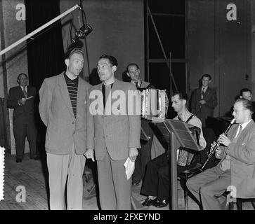 I piloti del Tour de France Henk Faanhof e Hein van Breenen cantano per i record della campagna piastrelle del Queen Wilhamina Fund, 2 luglio 1954, registrazioni musicali, ciclisti, I Paesi Bassi, foto agenzia stampa del XX secolo, notizie da ricordare, documentario, fotografia storica 1945-1990, storie visive, Storia umana del XX secolo, che cattura momenti nel tempo Foto Stock
