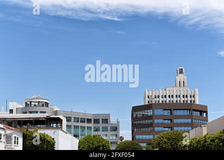SANTA MONICA, CALIFORNIA - 25 MAGGIO 2021: Skyline di Santa Monica, edifici moderni e storici contro un cielo blu nuvoloso. Foto Stock