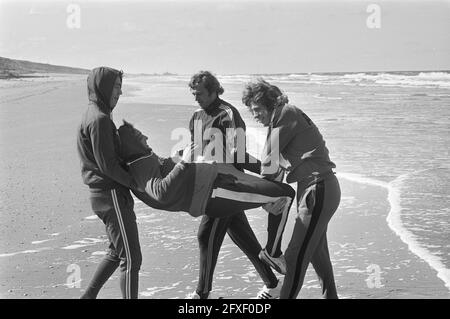 Addestramento Ajax sulla spiaggia di Wassenaar, assistente addestratore Haarms è gettato nel mare, 10 aprile 1973, sport, spiagge, Tirocini, calcio, Paesi Bassi, foto agenzia stampa del XX secolo, notizie da ricordare, documentario, fotografia storica 1945-1990, storie visive, Storia umana del XX secolo, che cattura momenti nel tempo Foto Stock