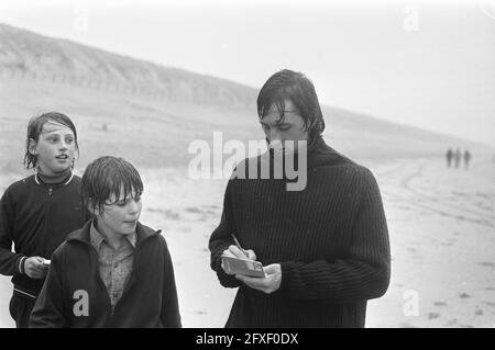 Formazione Ajax sulla spiaggia di Wassenaar; Johan Cruijff dà autografi, 4 aprile 1972, HANDSIGNALS, sport, Giocatori di calcio, Paesi Bassi, foto agenzia stampa del XX secolo, notizie da ricordare, documentario, fotografia storica 1945-1990, storie visive, Storia umana del XX secolo, che cattura momenti nel tempo Foto Stock