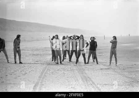 Formazione Ajax sulla spiaggia di Wassenaar; formazione, 4 aprile 1972, sport, Spiagge, formazione, giocatori di calcio, Paesi Bassi, foto agenzia stampa del XX secolo, notizie da ricordare, documentario, fotografia storica 1945-1990, storie visive, Storia umana del XX secolo, che cattura momenti nel tempo Foto Stock