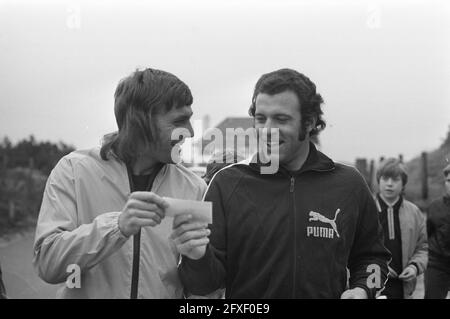 Addestramento Ajax sulla spiaggia di Wassenaar; Ruud Krol (a sinistra) Heinz Stuy, 4 aprile 1972, sport, calcio, I Paesi Bassi, foto agenzia stampa del XX secolo, notizie da ricordare, documentario, fotografia storica 1945-1990, storie visive, Storia umana del XX secolo, che cattura momenti nel tempo Foto Stock