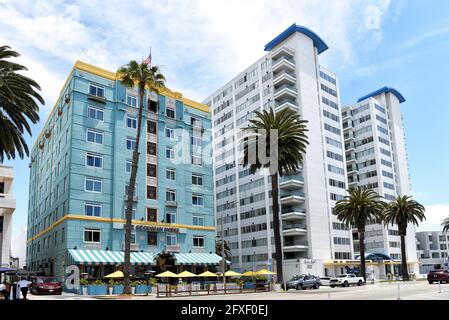 SANTA MONICA, CALIFORNIA - 25 MAGGIO 2021: Il Georgian Hotel, caratterizzato da una classica architettura romanico revival e Art Deco, e la moderna Pacific Pla Foto Stock