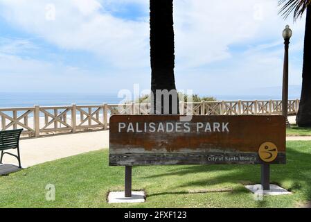 SANTA MONICA, CALIFORNIA - 25 MAGGIO 2021: Palisades Park, un parco di 26 acri situato lungo una sezione di 1.6 miglia di Ocean Ave. In cima alle scogliere, che offre vedute di Foto Stock