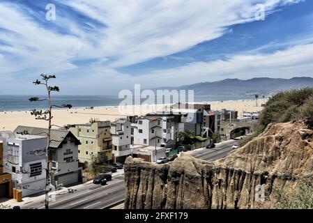 SANTA MONICA, CALIFORNIA - 25 MAGGIO 2021: Case sulla Pacific Coast Highway con la spiaggia sullo sfondo. Foto Stock