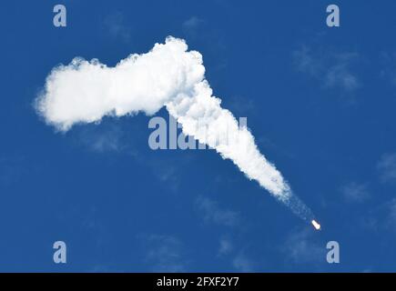 Cape Canaveral, Stati Uniti. 26 Maggio 2021. Un razzo SpaceX Falcon 9 si dirige in orbita dopo il sollevamento dal pad 40 alla Stazione spaziale Cape Canaveral che trasporta il ventinovesimo lotto di circa 60 satelliti come parte della rete internet a banda larga Starlink di SpaceX. Il primo stadio booster è atterrato con successo su una nave drone nell'Oceano Atlantico. (Foto di Paul Hennessy/SOPA Images/Sipa USA) Credit: Sipa USA/Alamy Live News Foto Stock