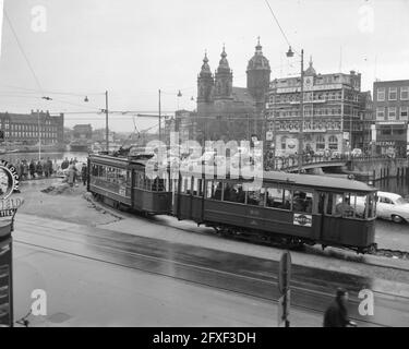 Tram sul nuovo anello alla Stazione Centrale passando la Chiesa di San Nicola, 22 ottobre 1963, TRAM, Paesi Bassi, foto agenzia stampa del xx secolo, notizie da ricordare, documentario, fotografia storica 1945-1990, storie visive, Storia umana del XX secolo, che cattura momenti nel tempo Foto Stock