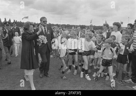 La regina Beatrice partecipa al giubileo di chiusura di Zwaluwen Youth Action a beneficio della principessa Beatrix Fund a Huizen, 1 settembre 1984, anniversari, sport, Giocatori di calcio, Paesi Bassi, foto agenzia stampa del XX secolo, notizie da ricordare, documentario, fotografia storica 1945-1990, storie visive, Storia umana del XX secolo, che cattura momenti nel tempo Foto Stock