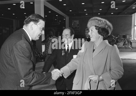 La regina Beatrix partecipa al Congresso internazionale delle piccole imprese di Amsterdam; saluto del Ministro Van Aardenne, 24 ottobre 1984, saluti, congressi, queens, ministri, Paesi Bassi, foto agenzia stampa del XX secolo, notizie da ricordare, documentario, fotografia storica 1945-1990, storie visive, Storia umana del XX secolo, che cattura momenti nel tempo Foto Stock