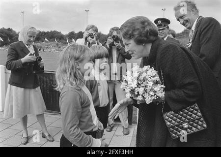 La Regina Beatrice partecipa al giorno di chiusura giubilare dell'azione della Gioventù Zwaluwen t.b.v. Princess Beatrix Fund in Huizen, 1 settembre 1984, anniversari, sport, Giocatori di calcio, Paesi Bassi, foto agenzia stampa del XX secolo, notizie da ricordare, documentario, fotografia storica 1945-1990, storie visive, Storia umana del XX secolo, che cattura momenti nel tempo Foto Stock