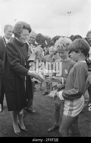 La Regina Beatrice partecipa al giorno di chiusura giubilare dell'azione della Gioventù Zwaluwen t.b.v. Princess Beatrix Fund in Huizen, 1 settembre 1984, anniversari, sport, Giocatori di calcio, Paesi Bassi, foto agenzia stampa del XX secolo, notizie da ricordare, documentario, fotografia storica 1945-1990, storie visive, Storia umana del XX secolo, che cattura momenti nel tempo Foto Stock