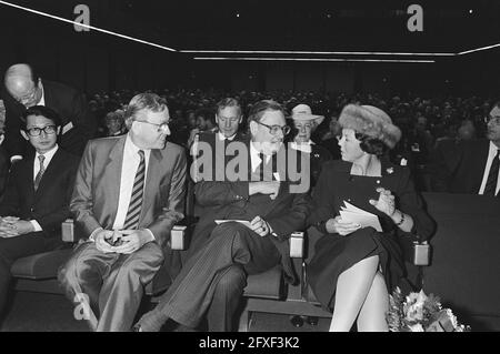 La Regina Beatrice partecipa al Congresso internazionale delle piccole imprese di Amsterdam; sua Maestà con il Ministro Van Aardenne e il Segretario di Stato Van Zeil (l), 24 ottobre 1984, congressi, regine, I Paesi Bassi, foto agenzia stampa del XX secolo, notizie da ricordare, documentario, fotografia storica 1945-1990, storie visive, Storia umana del XX secolo, che cattura momenti nel tempo Foto Stock