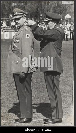 Parata di addio al generale Joan Adolf Graf von Kielmansegg su uno dei terreni dell'Afcenter a Brunssum. La più alta legione di decorazione militare americana del merito è stata posta intorno alle spalle del generale uscente dal comandante in capo delle forze NATO in Europa, il generale L.L. Lemnitzer, 29 marzo 1968, decorazioni, esercito, ufficiali, I Paesi Bassi, foto agenzia stampa del XX secolo, notizie da ricordare, documentario, fotografia storica 1945-1990, storie visive, Storia umana del XX secolo, che cattura momenti nel tempo Foto Stock