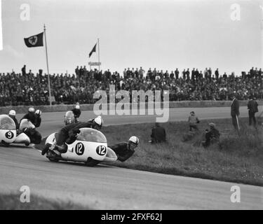 TT ad Assen. La classe sidecar. Numero 12 Wakefield con Hilton (Inghilterra), Giugno 29 1963, moto, motorsport, gare, I Paesi Bassi, foto agenzia stampa del XX secolo, notizie da ricordare, documentario, fotografia storica 1945-1990, storie visive, Storia umana del XX secolo, che cattura momenti nel tempo Foto Stock