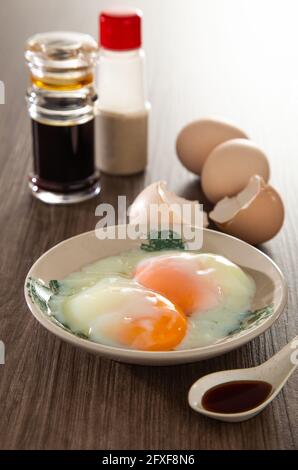 Colazione orientale comune impostata in Malesia con caffè, nasi limak, pane tostato e uovo semilessato Foto Stock