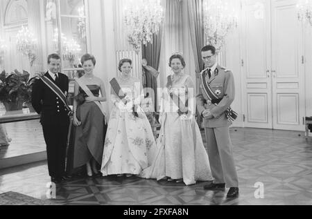 Secondo giorno della visita reale in Belgio, arrivo e visita al Museo Plantin, da sinistra a destra il Principe Alberto, la Principessa Paola, la Principessa Beatrice, la Regina Juliana, Baudouin, 31 maggio 1960, arrivi, visite, regine, I Paesi Bassi, foto agenzia stampa del XX secolo, notizie da ricordare, documentario, fotografia storica 1945-1990, storie visive, Storia umana del XX secolo, che cattura momenti nel tempo Foto Stock