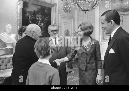 Secondo giorno di regalo per la principessa Beatrix e Claus a Paleis Soestdijk, comune di Serooskerke-Veere, Vrouwenpolder, 1 marzo 1966, Principesse, regali, Paesi Bassi, foto agenzia stampa del XX secolo, notizie da ricordare, documentario, fotografia storica 1945-1990, storie visive, Storia umana del XX secolo, che cattura momenti nel tempo Foto Stock