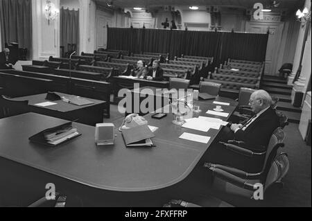 Dibattito Lower House misura salariale. Il Ministro Den Uyl in una camera quasi vuota, sullo sfondo Poppe e Spieker, 16 dicembre 1981, dibattiti, Paesi Bassi, foto agenzia stampa del xx secolo, notizie da ricordare, documentario, fotografia storica 1945-1990, storie visive, Storia umana del XX secolo, che cattura momenti nel tempo Foto Stock