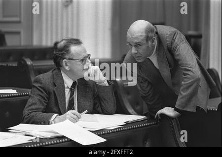 Dibattito Lower House misura salariale. Weyers (CDA) e Nijpels (D66), 16 dicembre 1981, discussioni, Paesi Bassi, foto agenzia stampa del xx secolo, notizie da ricordare, documentario, fotografia storica 1945-1990, storie visive, Storia umana del XX secolo, che cattura momenti nel tempo Foto Stock