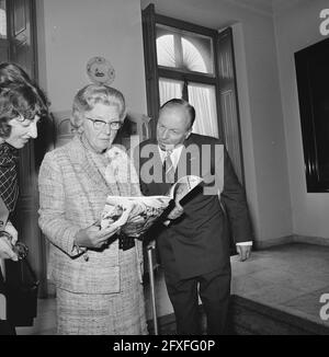 La regina Giulietta riceve la prima copia della regina Giuliana 1925-1965 da parte di G. Krayenhoff. La Regina e Krayenhoff con la rivista, 13 settembre 1973, copie, regine, Ricevimenti, Paesi Bassi, foto agenzia stampa del XX secolo, notizie da ricordare, documentario, fotografia storica 1945-1990, storie visive, Storia umana del XX secolo, che cattura momenti nel tempo Foto Stock