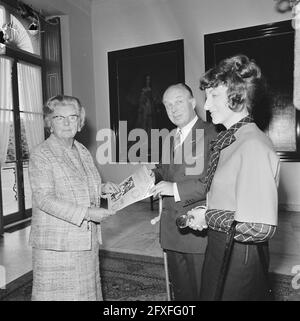 La regina Giulietta riceve la prima copia della regina Giuliana 1925-1965 da parte di G. Krayenhoff. The Queen and Krayenhoff with magazine., Krayenhoff e Mirjam J. [testo interrotto], 13 settembre 1973, copie, regine, Ricevimenti, Paesi Bassi, foto agenzia stampa del XX secolo, notizie da ricordare, documentario, fotografia storica 1945-1990, storie visive, Storia umana del XX secolo, che cattura momenti nel tempo Foto Stock