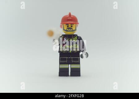 MONACO, GERMANIA - 16 maggio 2021: LEGO figura di un pompiere su sfondo bianco. Macro girato come un concetto per l'eroe dell'infanzia Foto Stock