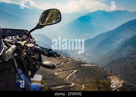 bike a valle di montagna con la strada curvy di montagna al mattino forma piatta angolo immagine è presa a bombdila arunachal pradesh india. Foto Stock