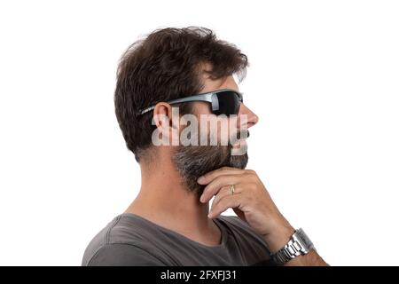 ritratto di un uomo bearded ordinario di 40 anni con occhiali da sole isolati su bianco Foto Stock
