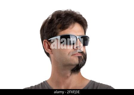 split personalità - ritratto di quaranta - 40 anni ordinari vecchio uomo con la bearded mezzo rasato e unshaven il viso con occhiali da sole isolati su bianco Foto Stock