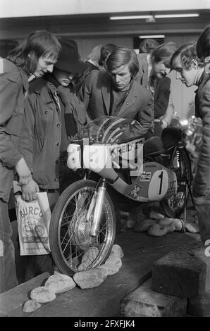 Mostra su due ruote nella RAI, 24 febbraio 1973, Mopeds, Mostre, I Paesi Bassi, foto agenzia stampa del XX secolo, notizie da ricordare, documentario, fotografia storica 1945-1990, storie visive, Storia umana del XX secolo, che cattura momenti nel tempo Foto Stock