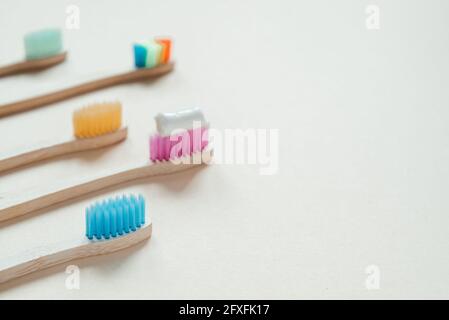 Spazzolini da denti multicolore eco-friendly in bambù, cura dentale con concetto zero rifiuti, stile di vita sostenibile Foto Stock