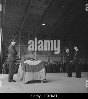 Due piloti olandesi di uno squadrone bombardiere Mitchell ricevono la decorazione distinta Flying Cross (DFC). Embry, Air Vice Marshall B.E., si rivolge ai due ufficiali olandesi, 18 febbraio 1944, Air Force, Navy, Militare, ufficiali, decorazioni, seconda guerra mondiale, Paesi Bassi, foto agenzia stampa del xx secolo, notizie da ricordare, documentario, fotografia storica 1945-1990, storie visive, Storia umana del XX secolo, che cattura momenti nel tempo Foto Stock