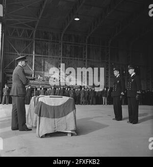 Due piloti olandesi di uno squadrone bombardiere Mitchell ricevono il premio Distinguished Flying Cross (DFC). Embry, Air Vice Marshall B.E., si rivolge ai due ufficiali olandesi, 18 febbraio 1944, Air Force, Navy, Militare, ufficiali, decorazioni, seconda guerra mondiale, Paesi Bassi, foto agenzia stampa del xx secolo, notizie da ricordare, documentario, fotografia storica 1945-1990, storie visive, Storia umana del XX secolo, che cattura momenti nel tempo Foto Stock