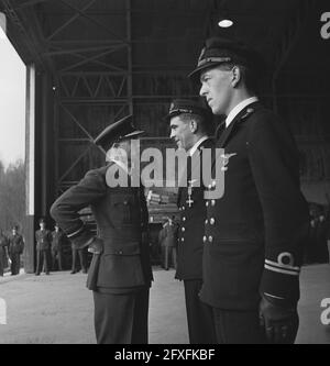 Due piloti olandesi di uno squadrone bombardiere Mitchell ricevono il premio Distinguished Flying Cross (DFC). Embry si congratula con i due ufficiali olandesi, il 18 febbraio 1944, Air Force, Navy, Militari, ufficiali, decorazioni, seconda guerra mondiale, Paesi Bassi, foto agenzia stampa del xx secolo, notizie da ricordare, documentario, fotografia storica 1945-1990, storie visive, Storia umana del XX secolo, che cattura momenti nel tempo Foto Stock