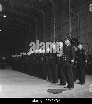 Due piloti olandesi di uno squadrone bombardiere Mitchell ricevono il premio Distinguished Flying Cross (DFC). Ufficiali e NCO dello squadrone durante la cerimonia, 18 febbraio 1944, Air Force, Navy, Militare, decorazioni, seconda guerra mondiale, Paesi Bassi, foto agenzia stampa del XX secolo, notizie da ricordare, documentario, fotografia storica 1945-1990, storie visive, Storia umana del XX secolo, che cattura momenti nel tempo Foto Stock