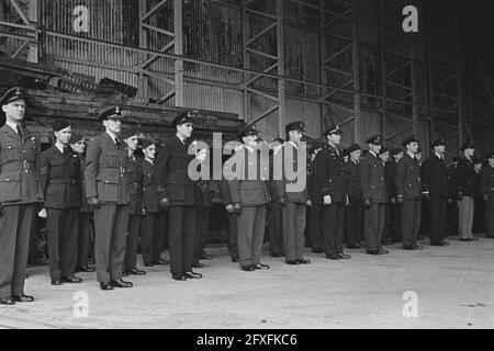 Due piloti olandesi di uno squadrone bombardiere Mitchell ricevono il premio Distinguished Flying Cross (DFC). Rappresentanti delle forze aeree britanniche, canadesi, neozelandesi e americane hanno partecipato alla cerimonia, il 18 febbraio 1944, aeronautica, marina, militare, Ufficiali, decorazioni, seconda guerra mondiale, Paesi Bassi, foto agenzia stampa del XX secolo, notizie da ricordare, documentario, fotografia storica 1945-1990, storie visive, Storia umana del XX secolo, che cattura momenti nel tempo Foto Stock