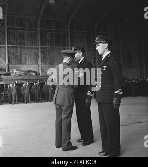 Due piloti olandesi di uno squadrone bombardiere Mitchell ricevono il premio Distinguished Flying Cross (DFC). Embry decora i due ufficiali olandesi, il 18 febbraio 1944, Air Force, Navy, Militari, ufficiali, premi, seconda guerra mondiale, Paesi Bassi, foto agenzia stampa del xx secolo, notizie da ricordare, documentario, fotografia storica 1945-1990, storie visive, Storia umana del XX secolo, che cattura momenti nel tempo Foto Stock