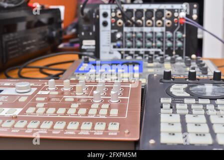 Sintetizzatori analogici professionali, drum machine e campionatori per la creazione di musica elettronica. Apparecchiature e dispositivi per musicisti per musica elettronica Foto Stock