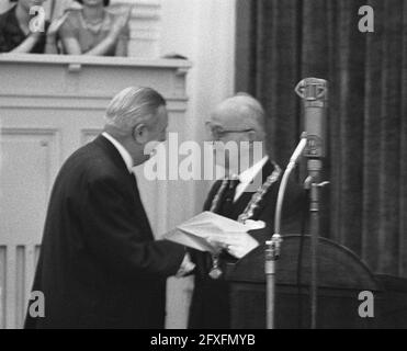 Presentazione del premio Constantijn Huygens ad Anton van Duinkerken, 26 novembre 1960, presentazioni, Paesi Bassi, foto agenzia stampa del xx secolo, notizie da ricordare, documentario, fotografia storica 1945-1990, storie visive, Storia umana del XX secolo, che cattura momenti nel tempo Foto Stock