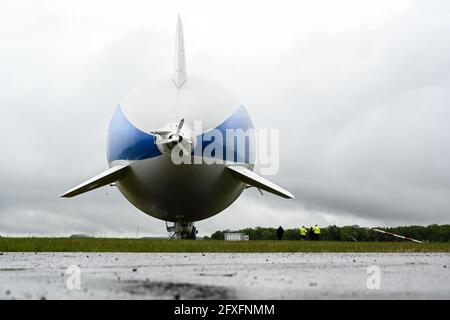 Friedrichshafen, Germania. 27 maggio 2021. La Zeppelin NT (Nuova tecnologia) viene estratta dall'hangar da un camion in modo che l'aeronave possa decollarsi per il volo stampa nel pomeriggio. Venerdì 28.05.2021 inizia la stagione Zeppelin NT. Credit: Felix Kästle/dpa/Alamy Live News Foto Stock