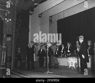 Proclamazione del Principe Carnevale 1948 a Maastricht. Davanti al microfono, 17 gennaio 1948, microfono, esclamazioni, I Paesi Bassi, foto agenzia stampa del XX secolo, notizie da ricordare, documentario, fotografia storica 1945-1990, storie visive, Storia umana del XX secolo, che cattura momenti nel tempo Foto Stock