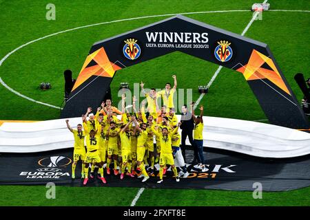 GDANSK, POLONIA - 27 MAGGIO: Mario e Raul Albiol di Villarreal CF sollevano il Trofeo UEFA Europa League mentre i loro compagni di squadra celebrano la vittoria successiva durante la partita finale della UEFA Europa League tra Villarreal CF e Manchester United allo Stadion Energa Gdansk il 27 maggio 2021 a Gdansk, Polonia (Foto di Pablo Morano/Orange Pictures) Foto Stock