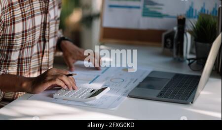 Concetto di pianificazione della deduzione fiscale. Uomo d'affari che calcola l'equilibrio di affari prepara la riduzione di imposta nel paese Foto Stock